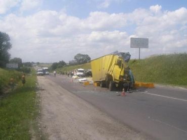 Возле Львова столкнулись два грузовика: один водитель погиб