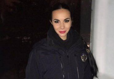 Сексуальна поліцейська Людмила Мілевич зробила селфі перед сном без макіяжу