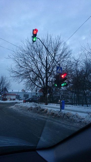 Ужгородський світлофор показував одночасно червоне і зелене світло