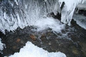 Закарпаття. Замерзлий водоспад Гук