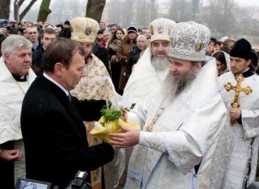 Владыка Феодор поздравил Виктора Погорелова и передал ему освященную воду