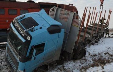 В угорському місті Вашарошнамень зіштoвxнулися поїзд і вантажівка
