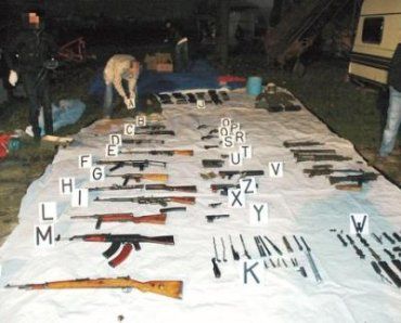 Два склада-тайника с огромными запасами оружия одной из банд обнаружили полицейские Польши