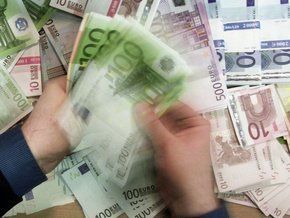 Двое мужчин спрятали приклеив к себе 180 тысяч евро.
