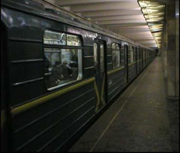 Под колеса метро в Киеве попал человек