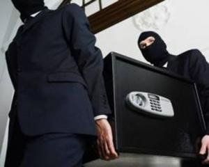 В Кушнице воры спокойно вынесли сейф с деньгами из "Приватбанка"