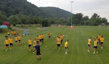 Харьковчане тренируются в Каменице, на поле возле Камелота