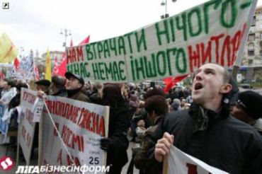 Киевляне митингуют перед пустой мэрией, чиновники отдыхают