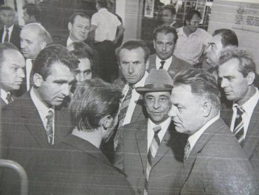 Голова Всесоюзного об‘єднання Ради Міністрів СРСР О. Єжевський (справа)