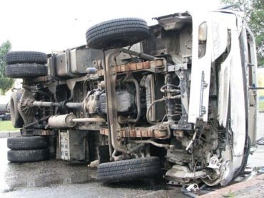 В Киеве грузовик столкнулся с фурой