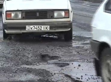 Дорожники слышали о том, что на трассе "Киев-Чоп" вместе со снегом сошел асфальт