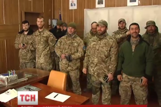 Трое американских солдат первыми получают украинские военные билеты