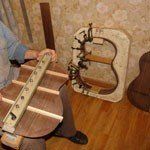 Харьковчанин Владимир Олейниченко уже больше 30 лет делает гитары.