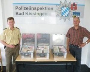 В Германии солдат нашел на дороге три чемодана с миллионом евро