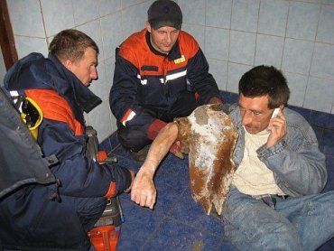Черниговец застрял в унитазе, пытаясь достать 200 гривен
