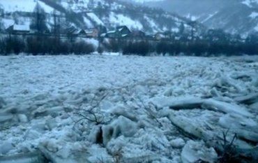 Льодохід у Закарпатті на річці Тиса вражає"