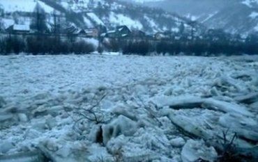 В Венгрии на Тисе образовался ледовый затор длиной 12 километров