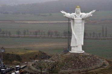 Самая большая в мире статуя Иисуса Христа находится в Польше