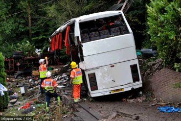 В Перу автобус упал в 60-метровую пропасть.