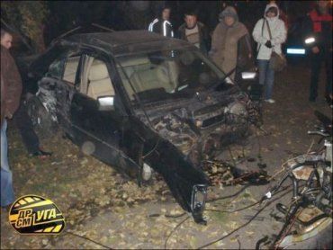 На Харьковском шоссе Mercedes-Benz, потеряв от удара о столб двигатель, улетел в дерево