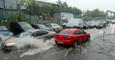 Улицы Москвы затопило после тропического ливня
