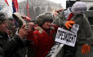 В Донецке закидали ботинками чучело Ющенко