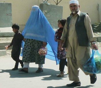 Семья афганцев смогла дойти без документов только до границы Закарпатья
