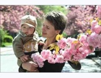 Мамы вместе с малышами радуются цветению сакуры в Ужгороде