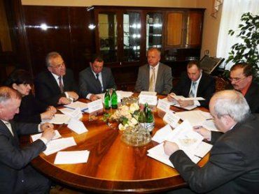 В Ужгороде за круглым столом чиновники думали, как вывести зарплату из "тени"