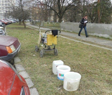 В Ужгороде можно заработать и на мойке авто у Белого Дома