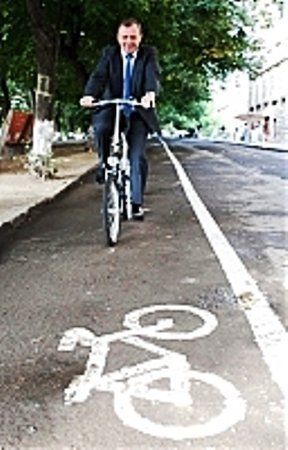 Виктор Погорелов показывает "азы" езды на велосипедной дорожке