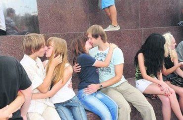 Рекордный в Украине поцелуй сорвался из-за жары в Харькове