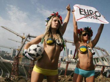 FEMEN пытаются голой грудью не пустить Евро-2012 в Украину