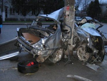 В Севастополе автомобиль Mitsubishi врезался в электроопору