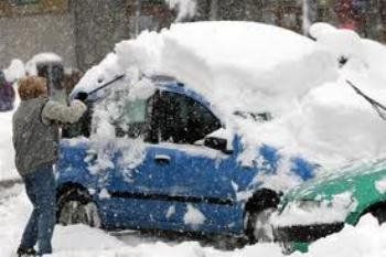 Ужгородцы не успевают расчищать свои автомобили от "снежного плена"