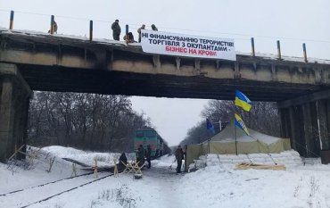 Учасники блокади на Донбасі показали, як зупиняють поїзди.