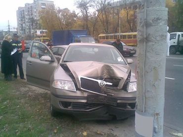 На Харьковском шоссе Skoda втесалась в столб