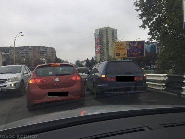 На з’їзді з транспортного мосту в Ужгороді сталася потрійна ДТП.