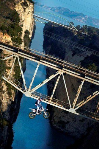 Прыжок на мотоцикле на высоте 95 метров