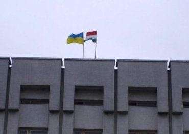 На здании Береговской РГА и райсовета два госудраственных флага — Украины и Венгрии.