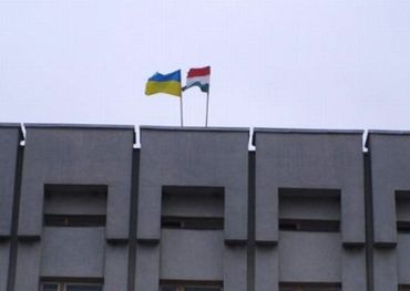 На здании Береговской администрации два флага — Украины и Венгрии