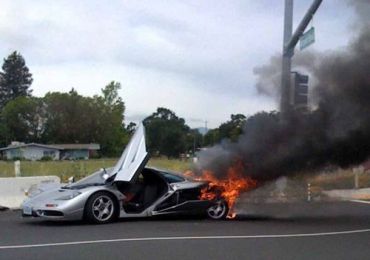 Суперкар McLaren F1 сгорел дотла
