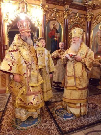 Архієпископа Феодора молитовно вітали з днем Ангела
