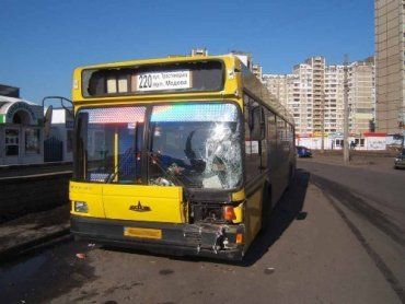 В столице трамвай и рейсовый автобус не поделили перекресток