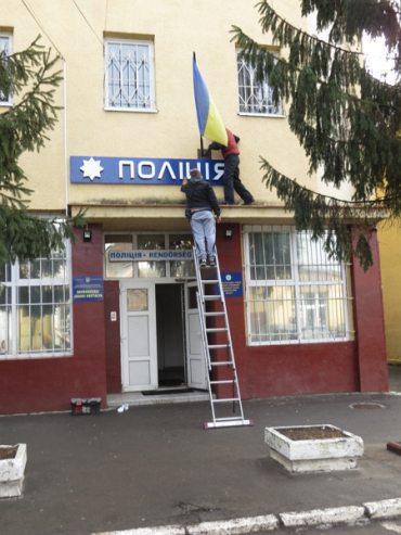 Вивіску з новим логотипом прикріпили на фасаді Берегівської поліції