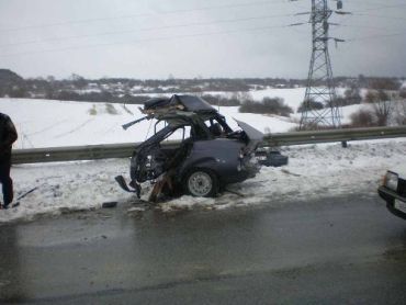 Во Львовской области автомобиль ВАЗ-21103 разорвало пополам