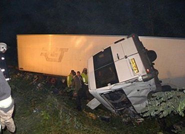 На Черниговщине водитель грузовика раздавил микроавтобус