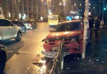 В Киеве внедорожник выкинуло на тротуар, никто не пострадал