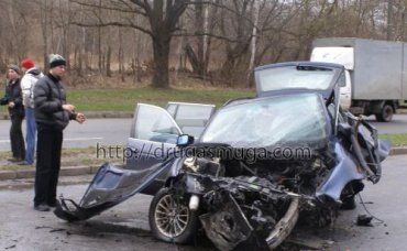В Винницкой области BMW-528 врезался в опору рекламного щита
