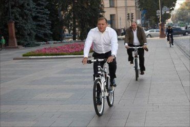 В Харькове Добкин и Кернес приехали на работу на велосипедах
